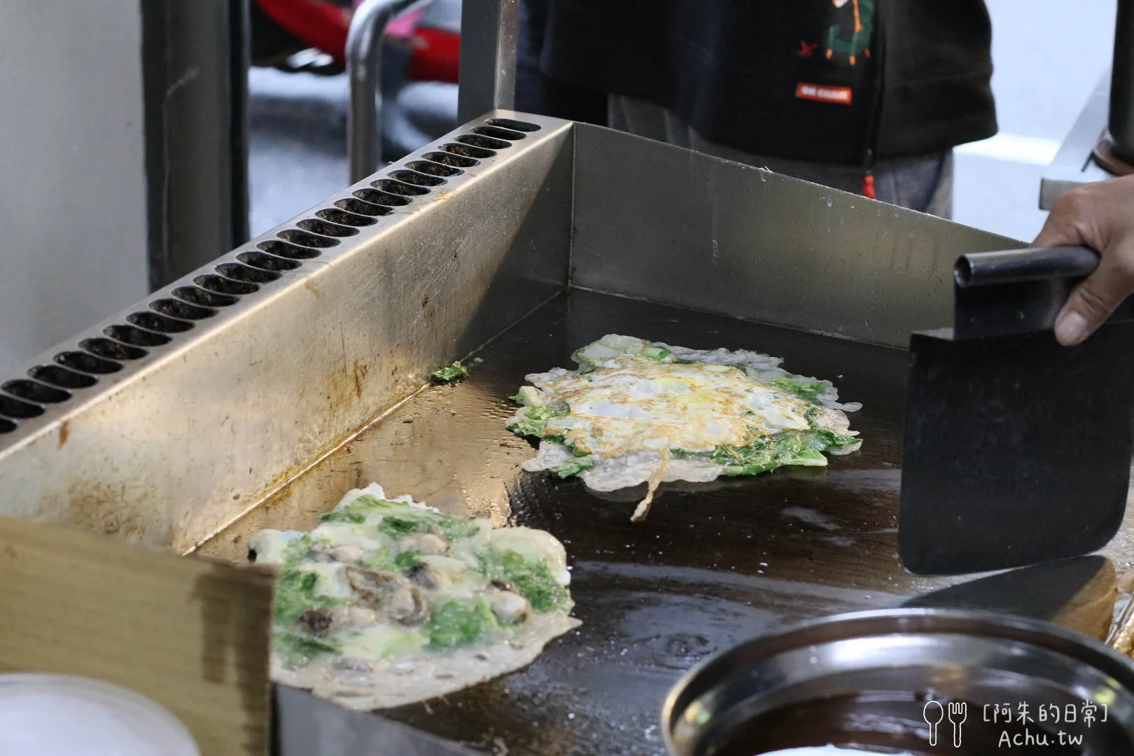 黃家麥克麵線在基隆真的小有名氣，店裡還掛著以前上新聞報導的剪報，老字號的味道一看就知道走過不少歲月。環境雖然簡單樸實，但就是那種在地小吃店特有的親切感。

更可愛的是，店裡還提供免費 Wi-Fi，內用的時候直接看到手寫密碼牌，超級接地氣。邊吃麵線邊滑手機完全沒問題，對旅人來說也算是個貼心的小加分。