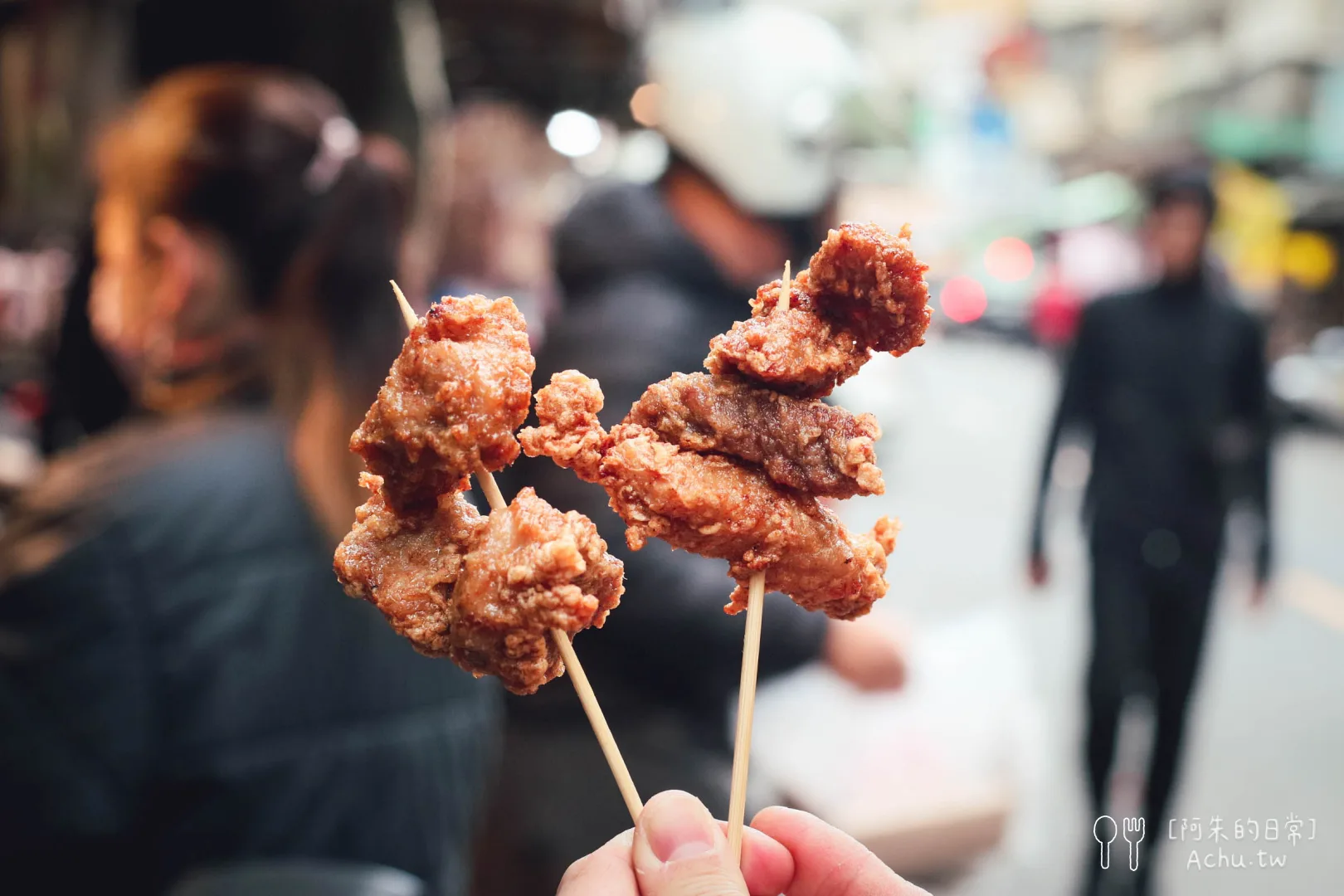 即時熱門文章：【台北美食】何家排骨酥｜神出鬼沒的百年滋味，基隆廟口夜市祖傳四代，排隊人潮沒停過