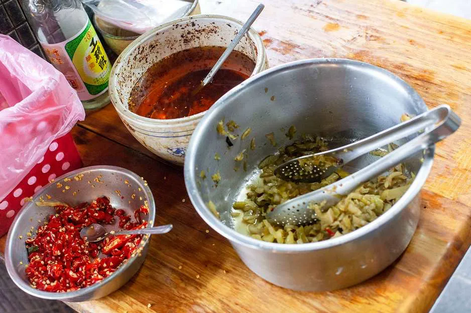 【大安美食】江蘇老趙刀切麵｜信維市場排隊老店，必吃眷村味豬腳與手工刀切麵