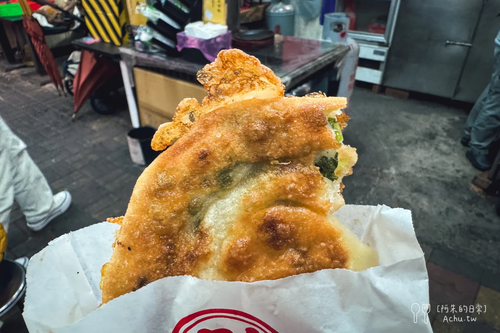 網站近期文章：【宜蘭美食】彭記蔥油餅、天橋下臭豆腐｜東門夜市銅板小吃，江振誠指名吃這一家神級蔥油餅。