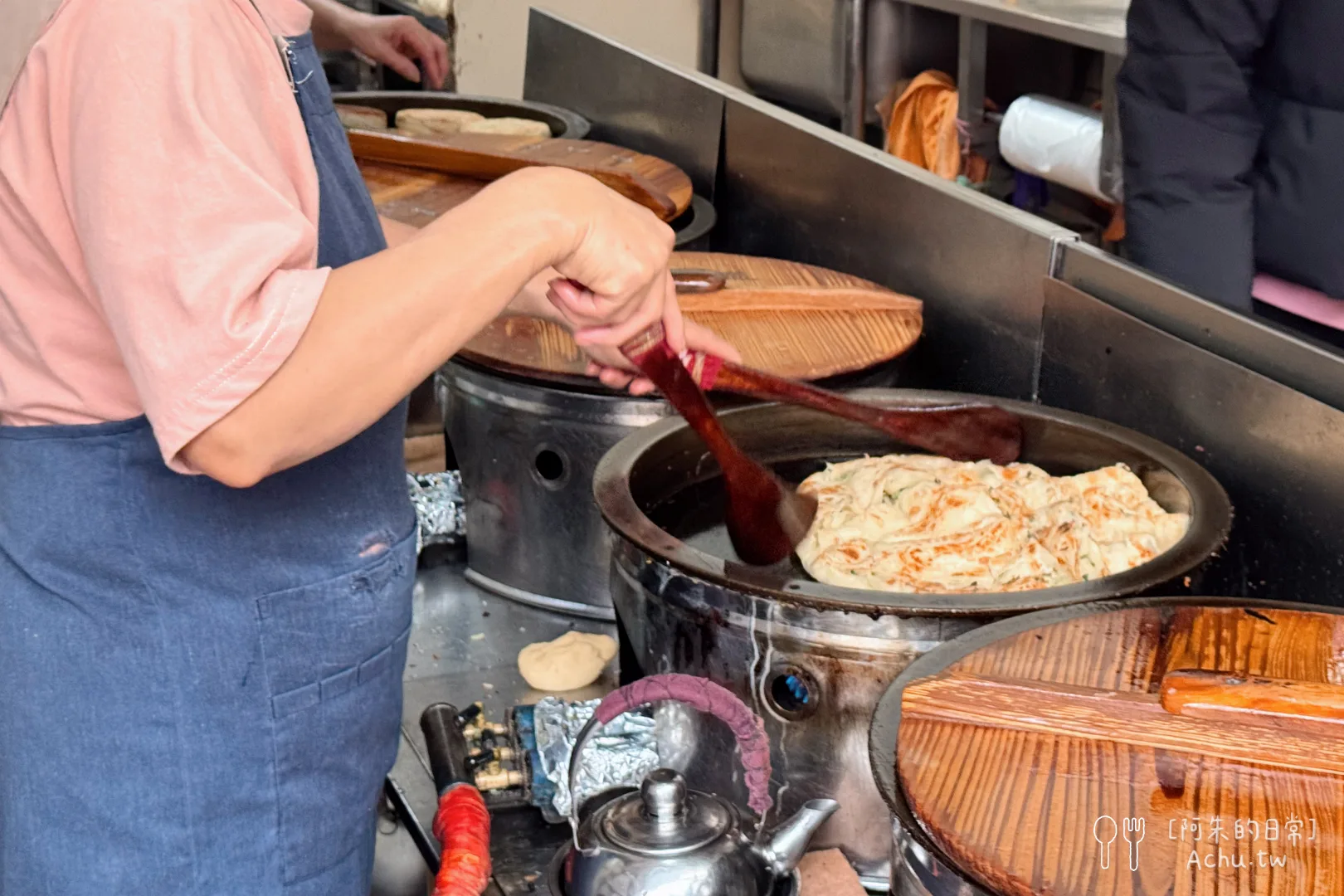 網站近期文章：【天母美食】忠誠山東蔥油餅｜此燈亮有餅創始店，堅持無豬油無味素的清爽美味