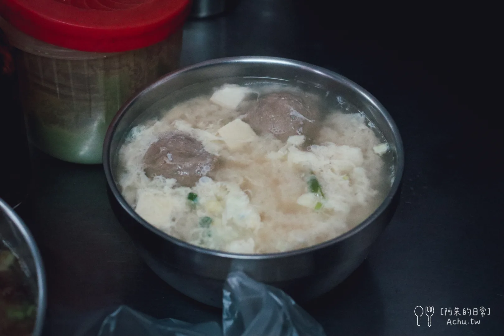 【汐止美食】涼麵赤肉豬腸冬粉｜橫科市場旁超人氣台式早午餐，涼麵加芥末絕配！