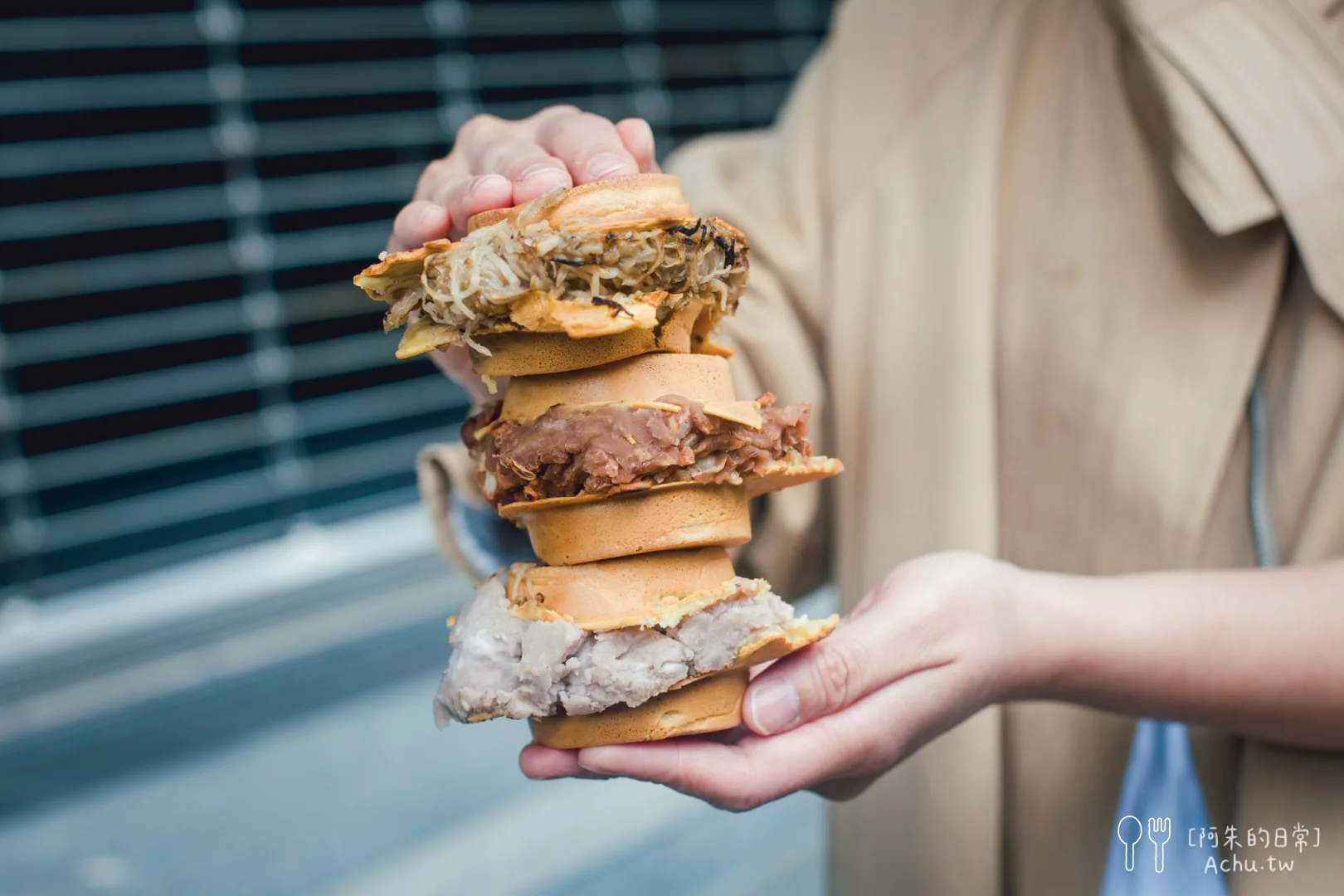 網站近期文章：【板橋美食】太極鰲車輪餅｜爆餡到蓋不起來！浮誇系車輪餅界的天花板