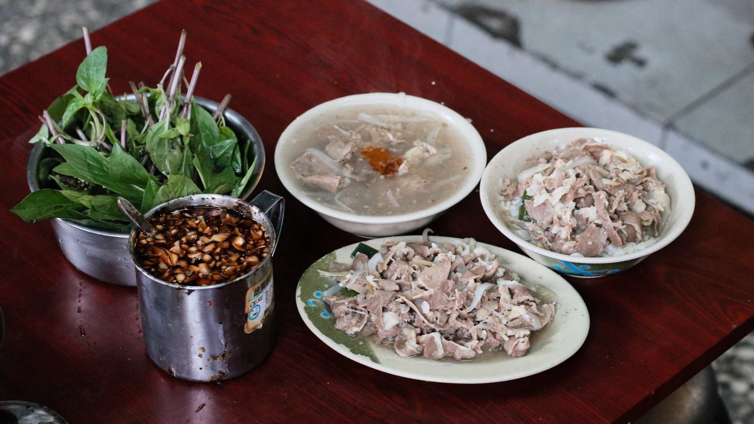 網站近期文章：【古亭美食】阿榮羊肉｜隱身三元街的爆量羊肉飯，九層塔與生蒜醬堆疊出的極致豪邁！