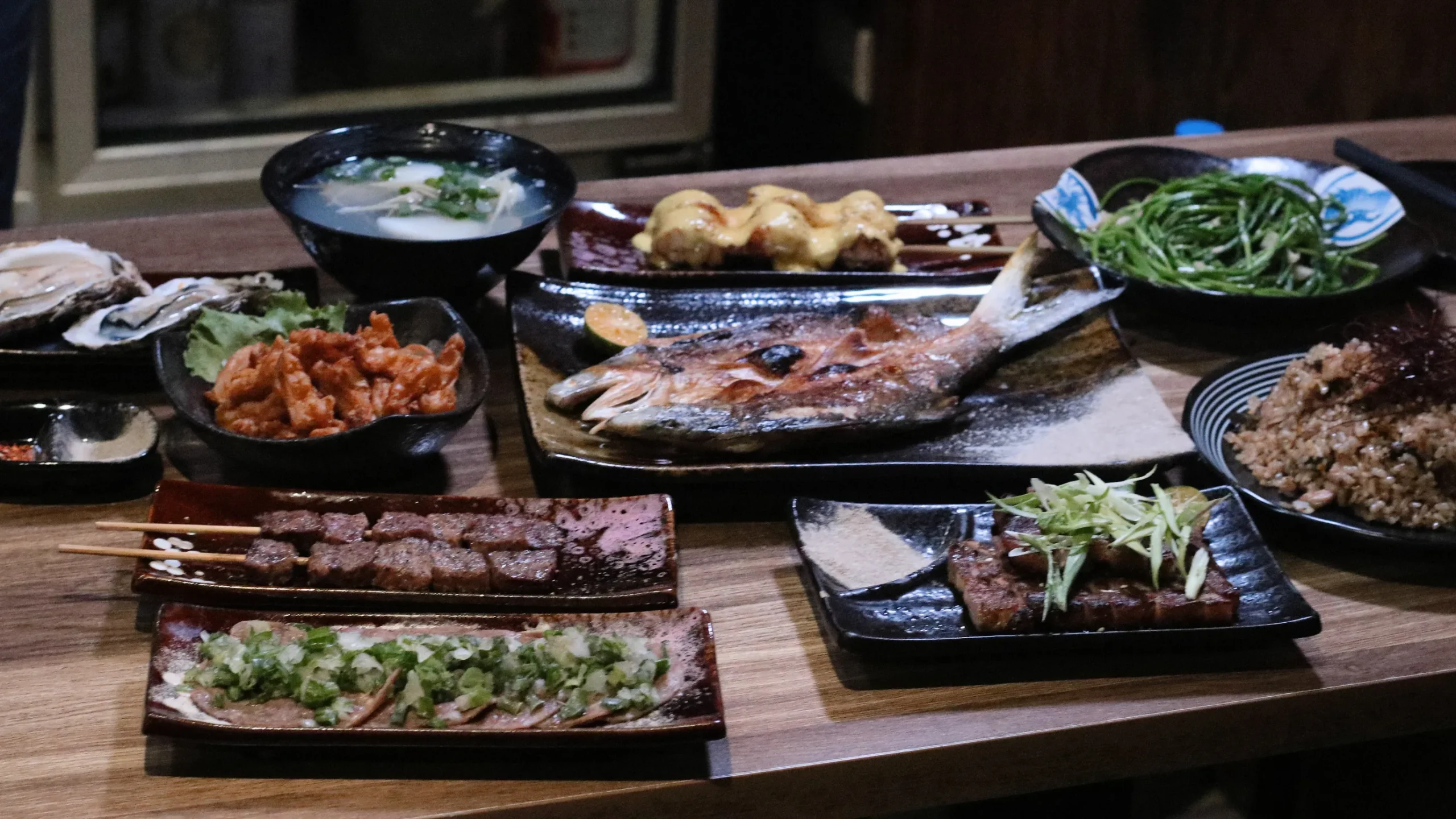 網站近期文章：【永和美食】老串角居酒屋｜高人氣深夜食堂，炭火串燒與熱炒高CP值推薦