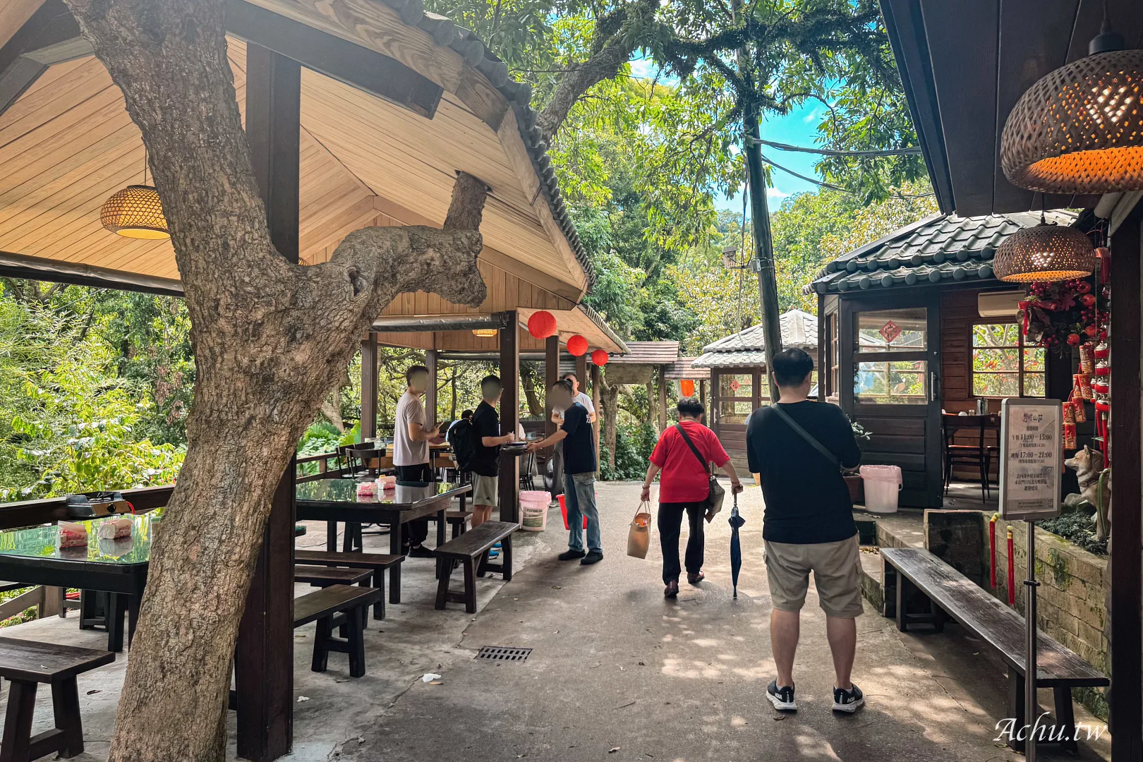【五股美食】碧瑤山莊 ｜觀音山百年古厝庭園餐廳，必吃道地脆甜綠竹筍與招牌土雞料理！