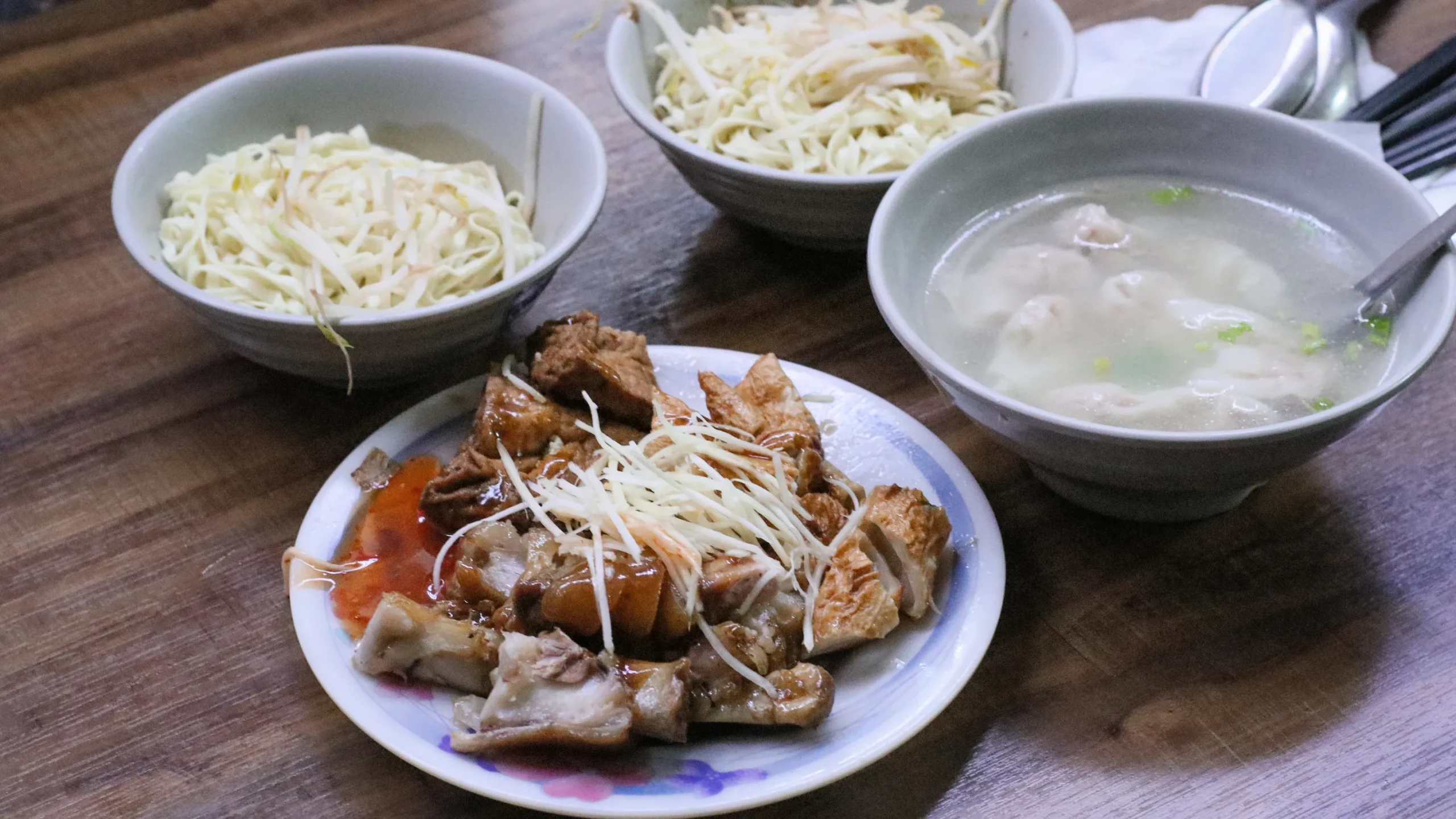 網站近期文章：【基隆美食】長腳麵食｜孝三路必吃古早味乾麵與黑白切豬腳
