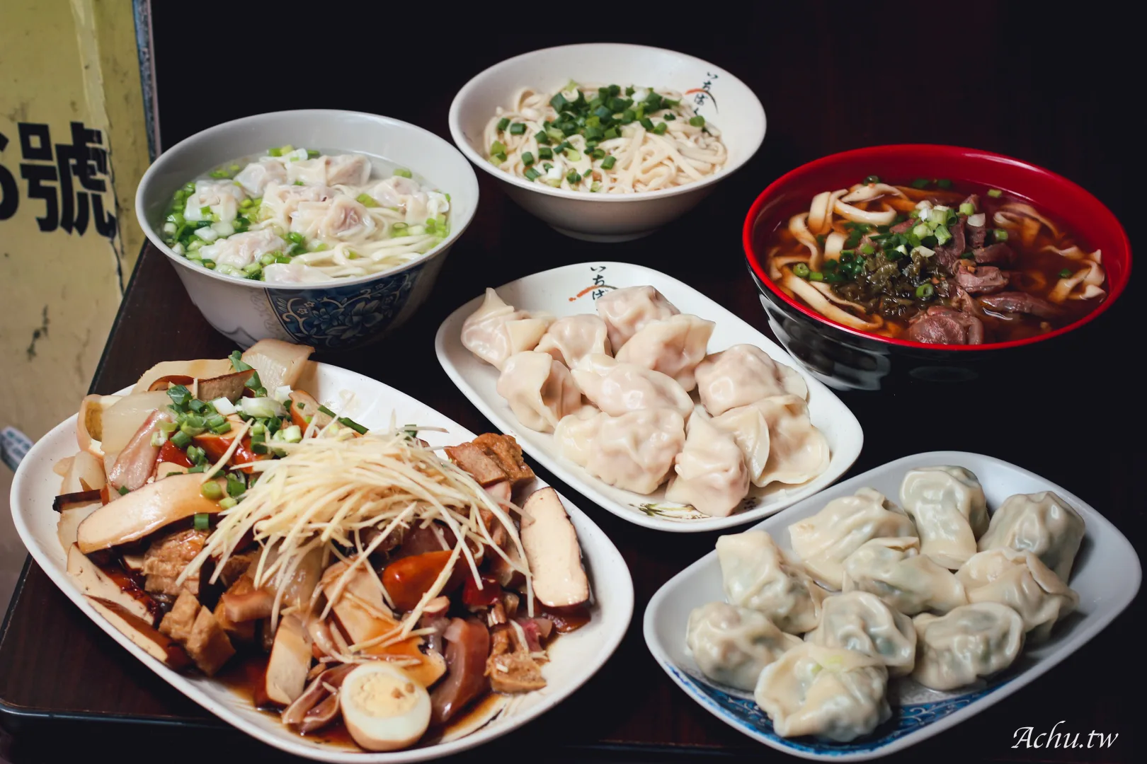 【新莊美食】旺旺餃子館｜水餃大顆飽滿配現燙黑白切滷味