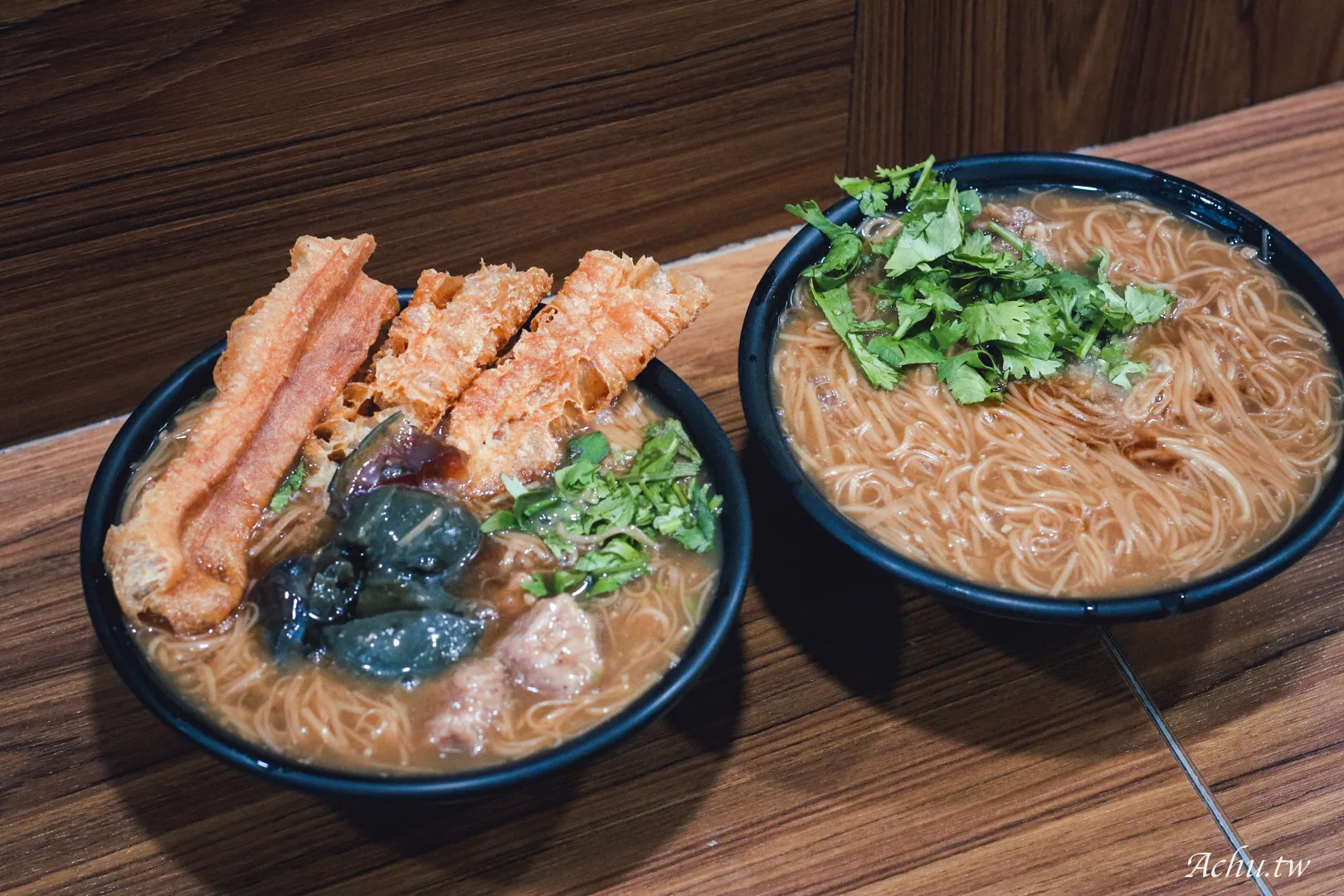 網站近期文章：【桃園美食】無敵號赤肉麵線｜酥脆老油條與皮蛋入碗的排隊特色麵線