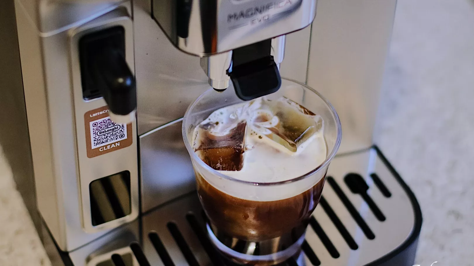 網站近期文章：【開箱文】義大利百年De’Longhi  全自動義式咖啡機Magnifica EVO 290.84.SB 配備自動奶泡系統，咖啡愛好者快來聞香
