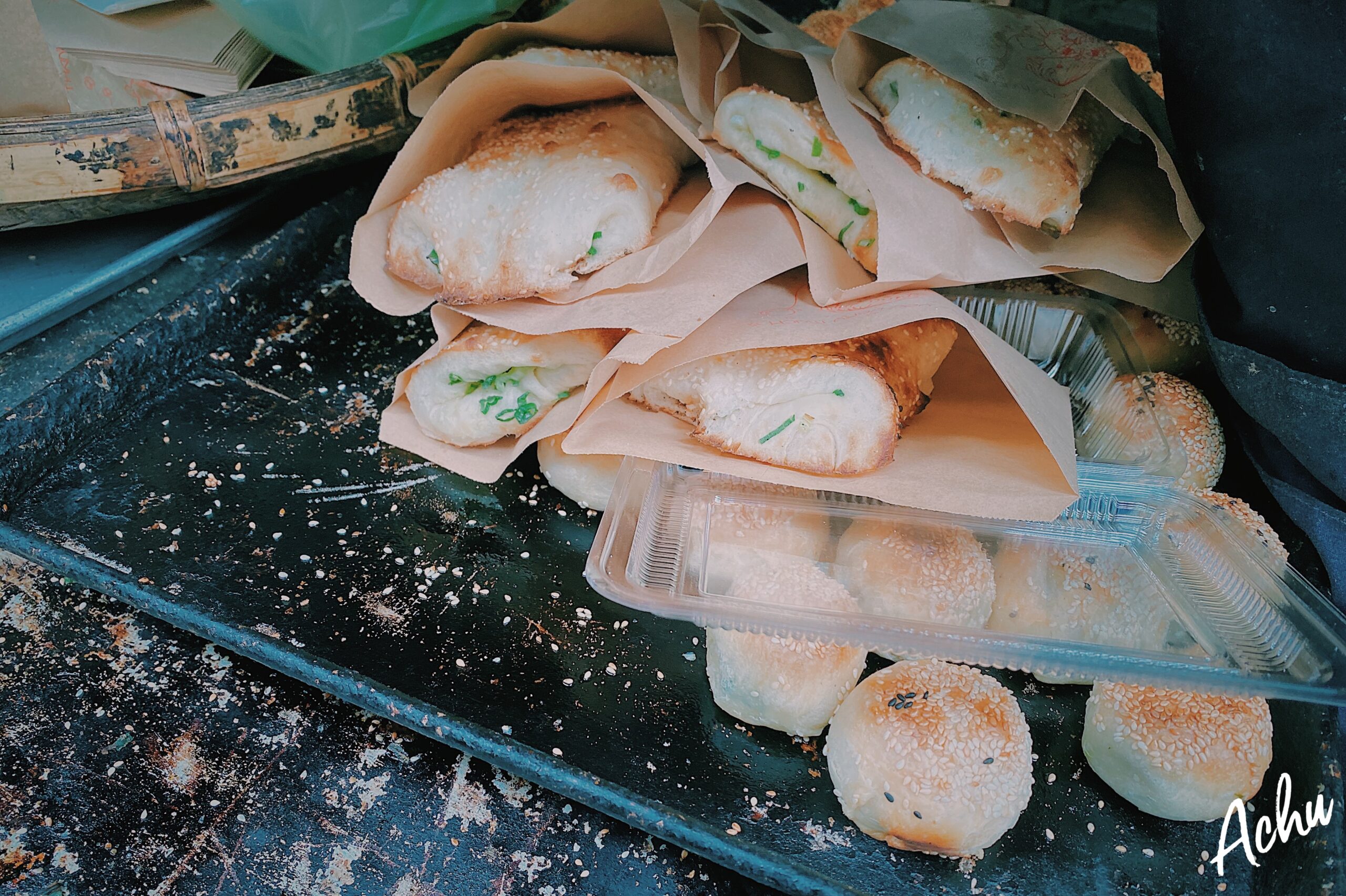 【南港汐止美食】小林碳烤燒餅 蟹殼黃 (可素食) 汐止橫科市場巷弄內的美食  有好吃的胡椒餅